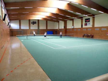 < Bild Tennishalle >