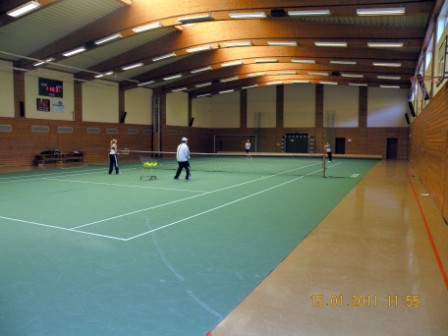 < Bild Tennishalle >