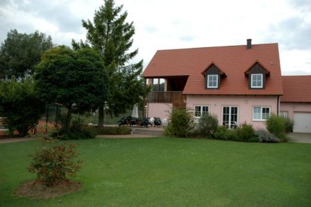 < Bild Tennisheim >