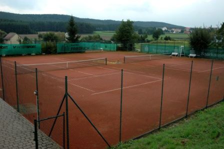 < Bild Tennispl&auml;tze >