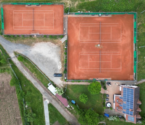 < Bild Tennispl&auml;tze >